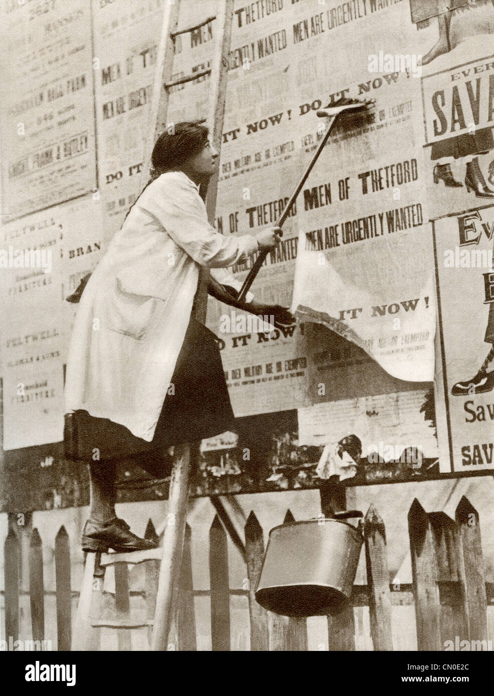 Una donna inviare fatture durante una campagna intensiva di ottenere più denaro e uomini durante la Prima Guerra Mondiale Foto Stock