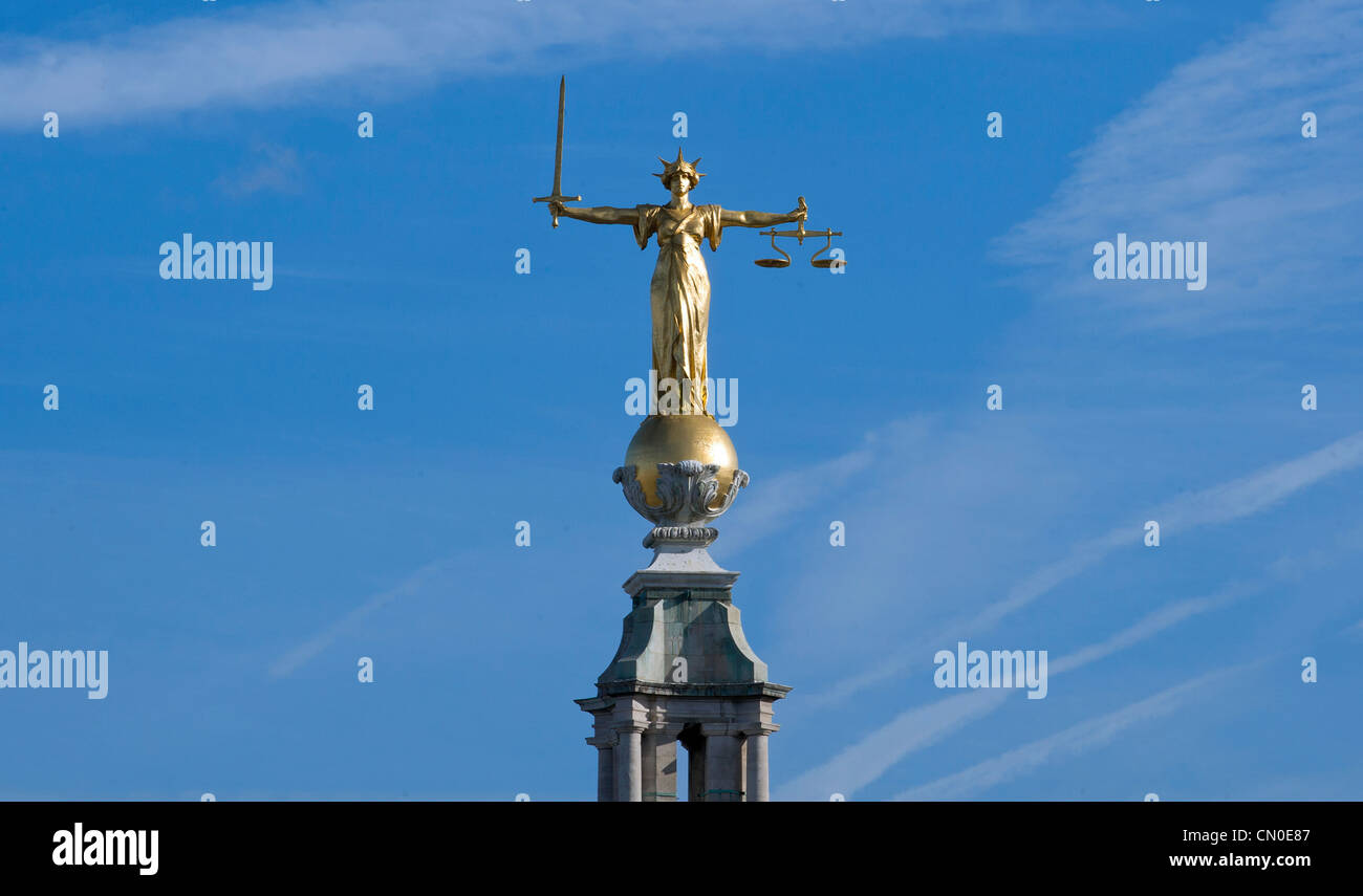 La statua della Madonna la giustizia o la bilancia della giustizia al di sopra della centrale di Corte Penale, Old Bailey, Londra. Foto Stock