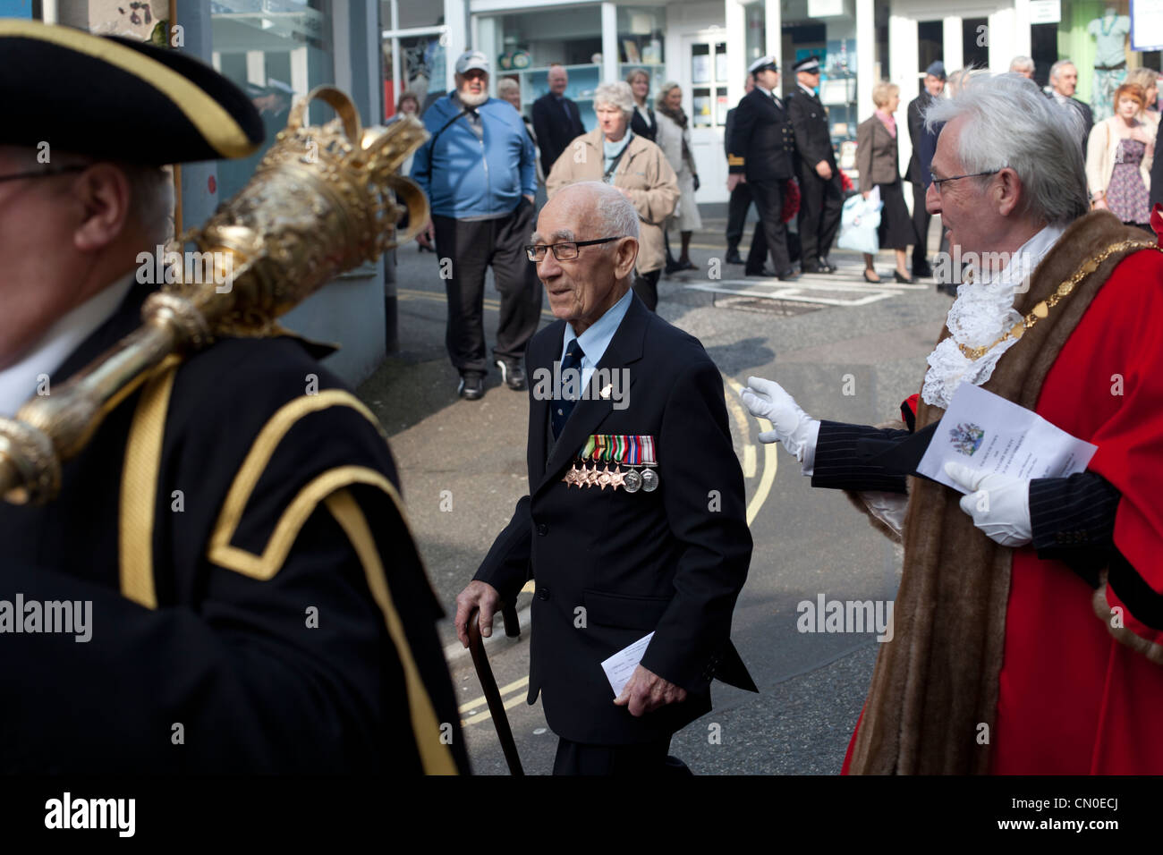 Il sindaco Geoffrey Evans passeggiate con Bill Bannister e membri civica sul St Nazaire Parade. Foto Stock