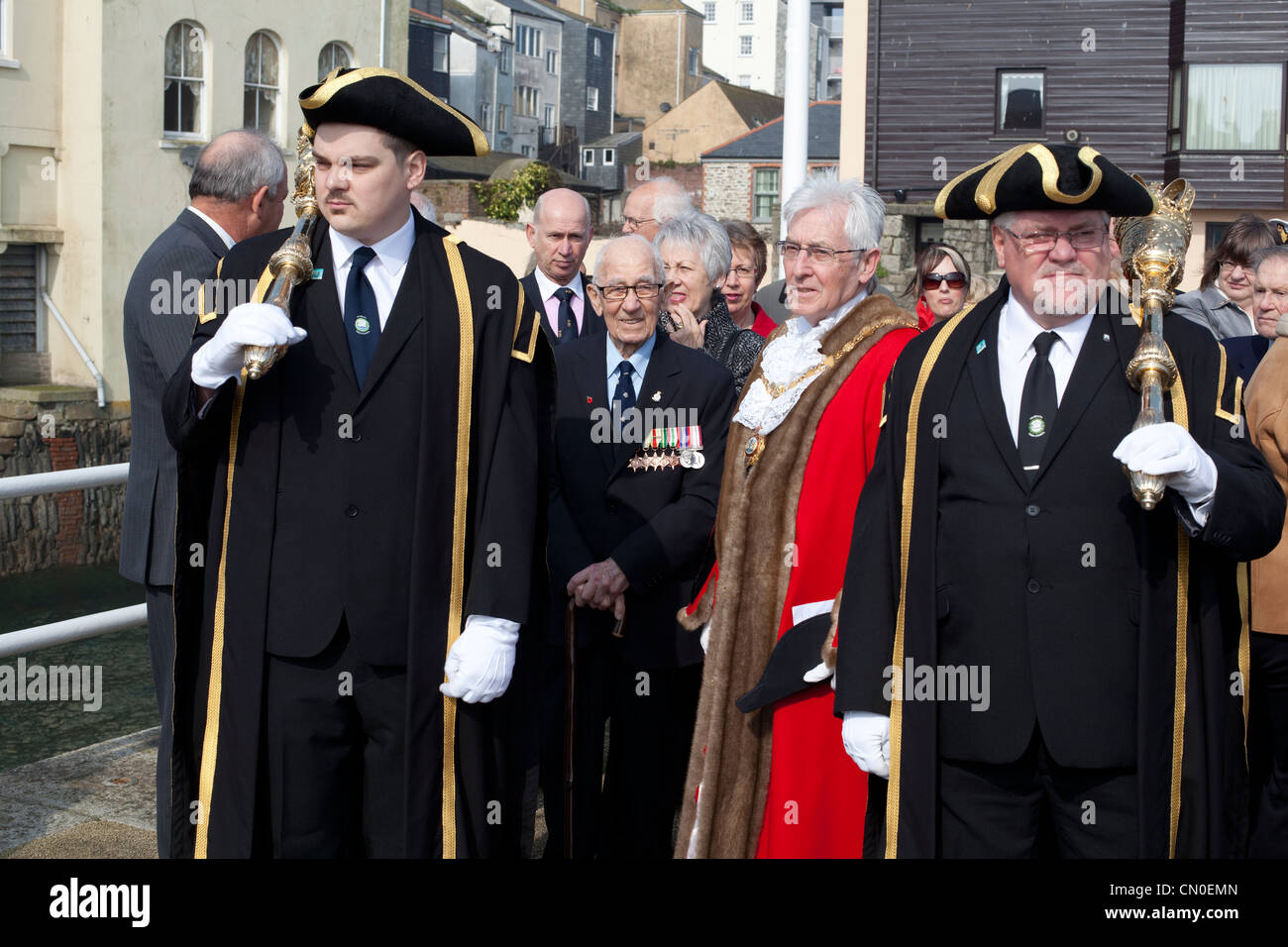 Il sindaco Geoffrey Evans passeggiate con Bill Bannister e membri civica sul St Nazaire Parade. Foto Stock