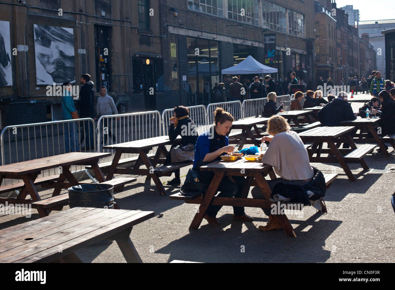 Una zona pranzo all'aperto, Spitalfield, Londra, Inghilterra, Regno Unito. Foto Stock