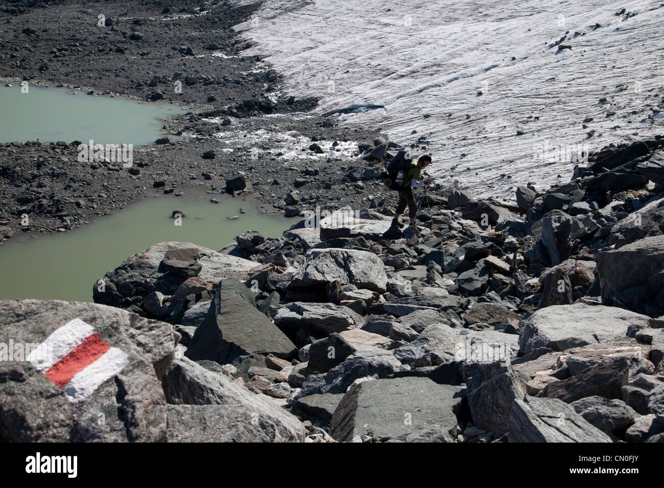 Walker sulla Haute Route sul bordo del ghiacciaio de Prafleuri con Haute Route (segnaletica rosso e dipinto di bianco di stirpe). Foto Stock