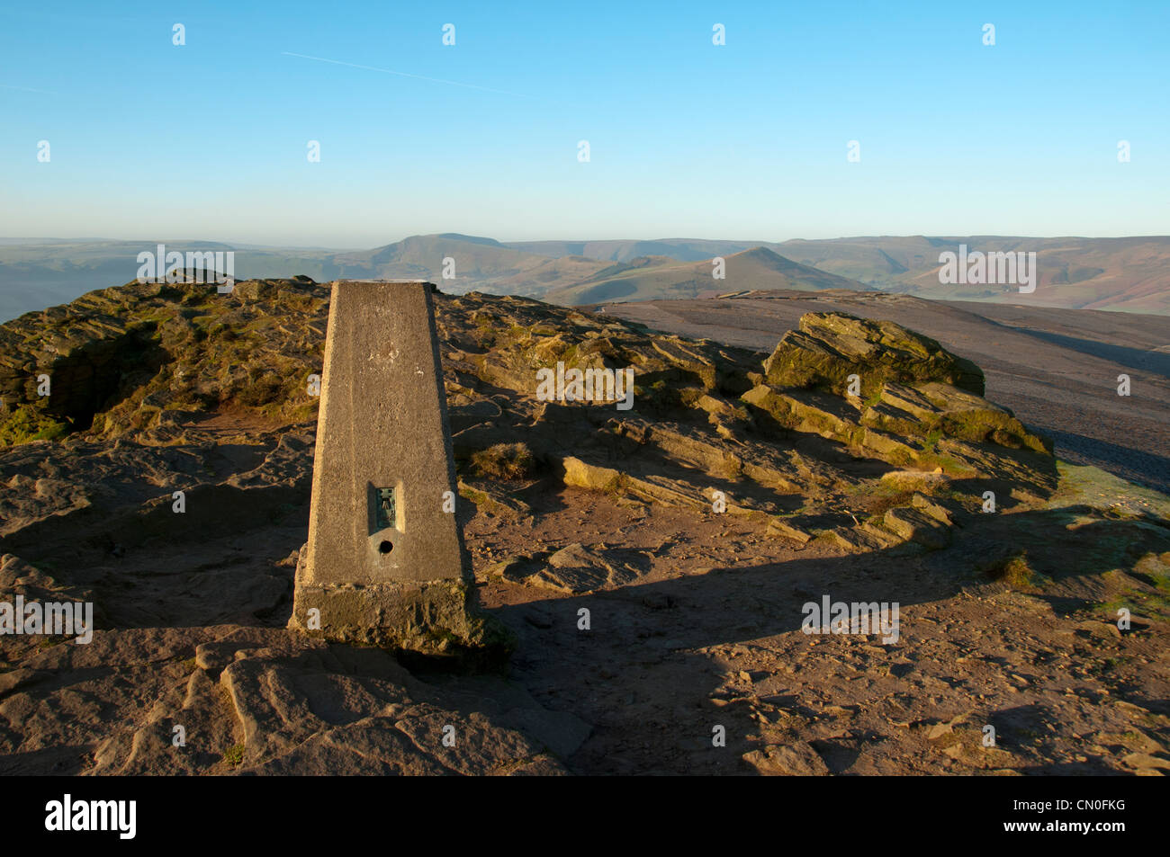 Il punto di innesco sul vertice di Win Hill, nei pressi di speranza, Peak District, Derbyshire, Inghilterra, Regno Unito. Edale di distanza sulla destra. Foto Stock