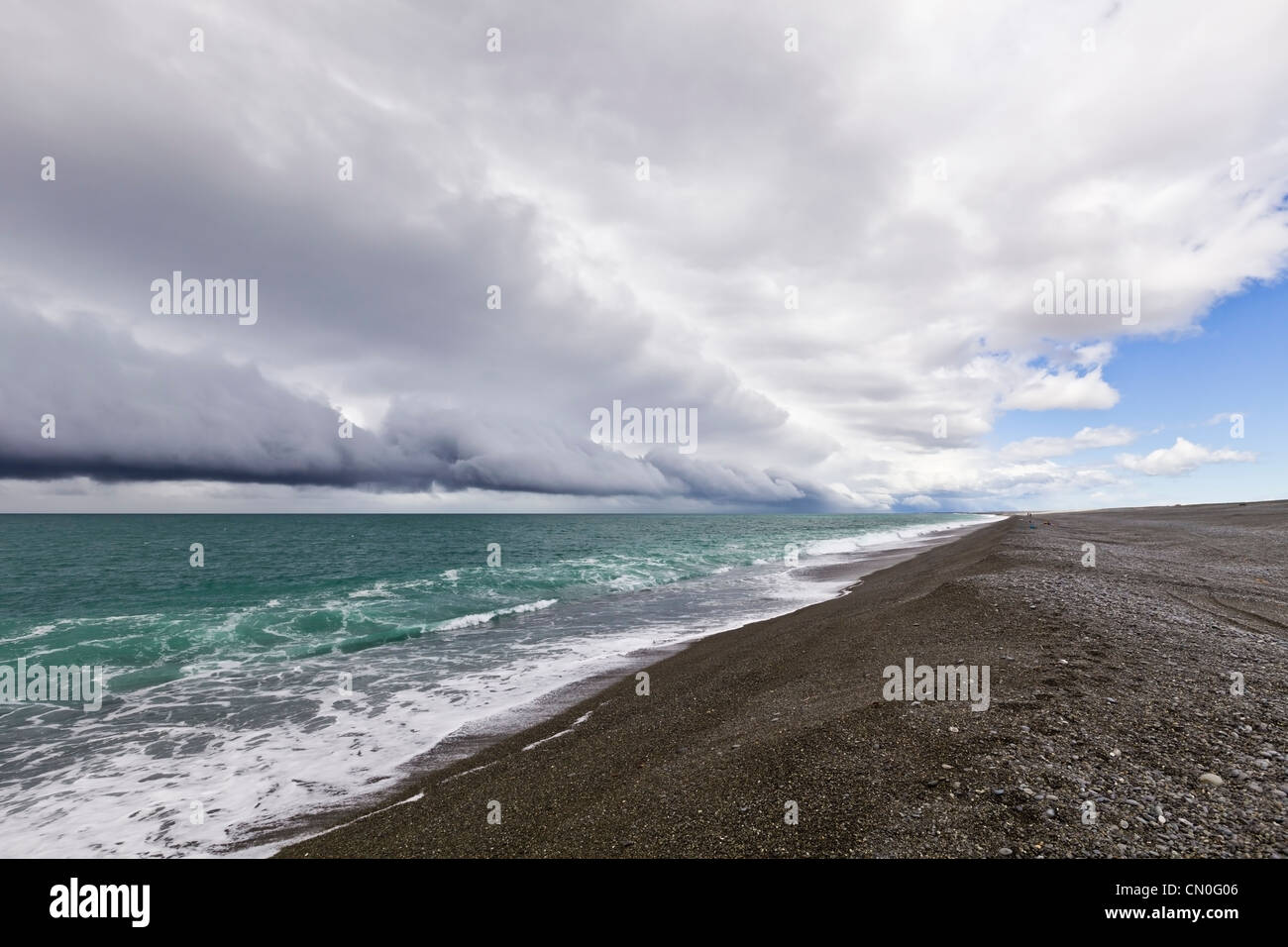 La spiaggia di ciottoli a Birdlings piana, sulla Penisola di Banks, Canterbury, Nuova Zelanda, con un sud avvicinamento frontale. Foto Stock