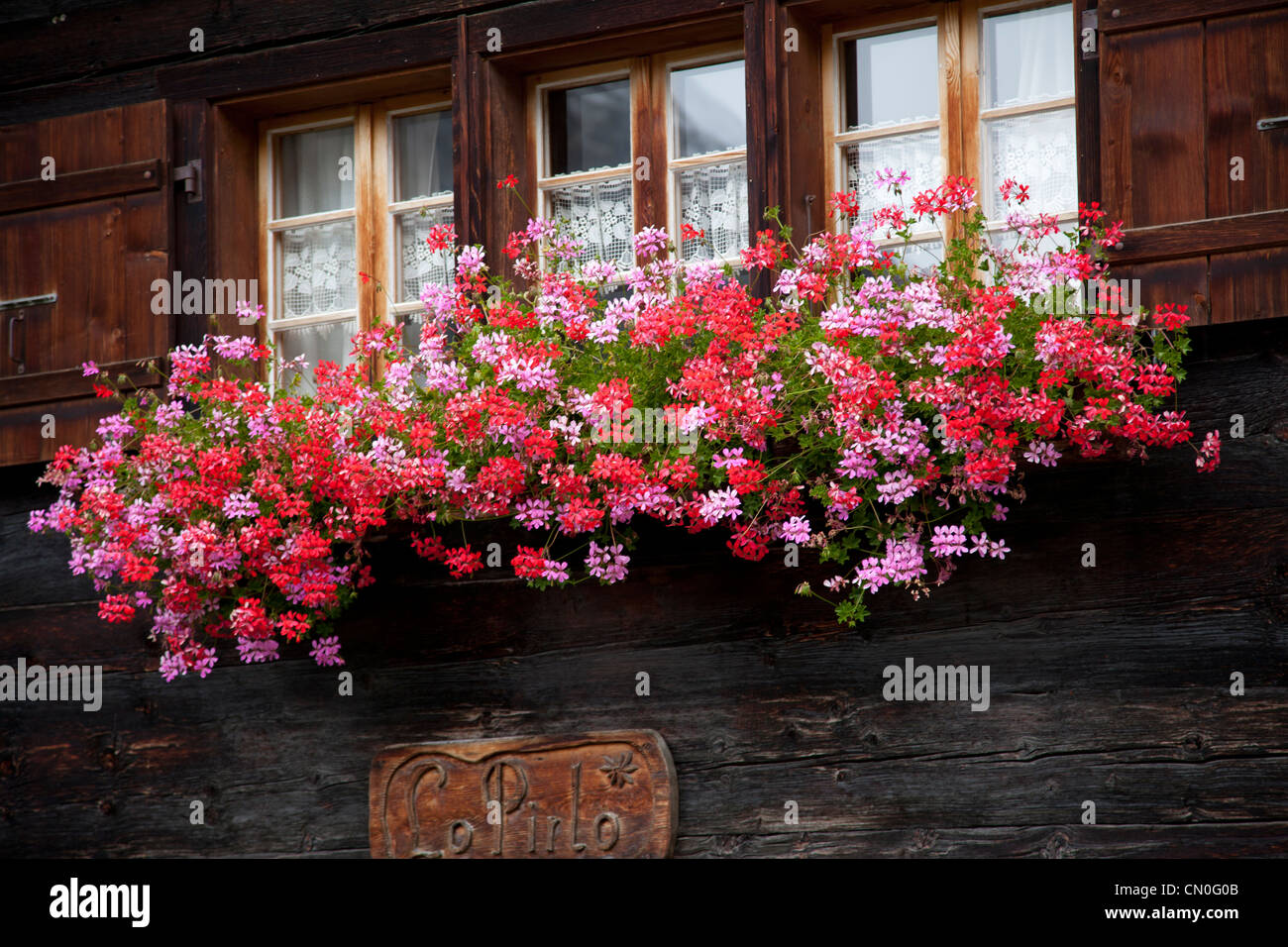 Svizzero tradizionale caselle della finestra accanto a chalet finestra. Foto Stock