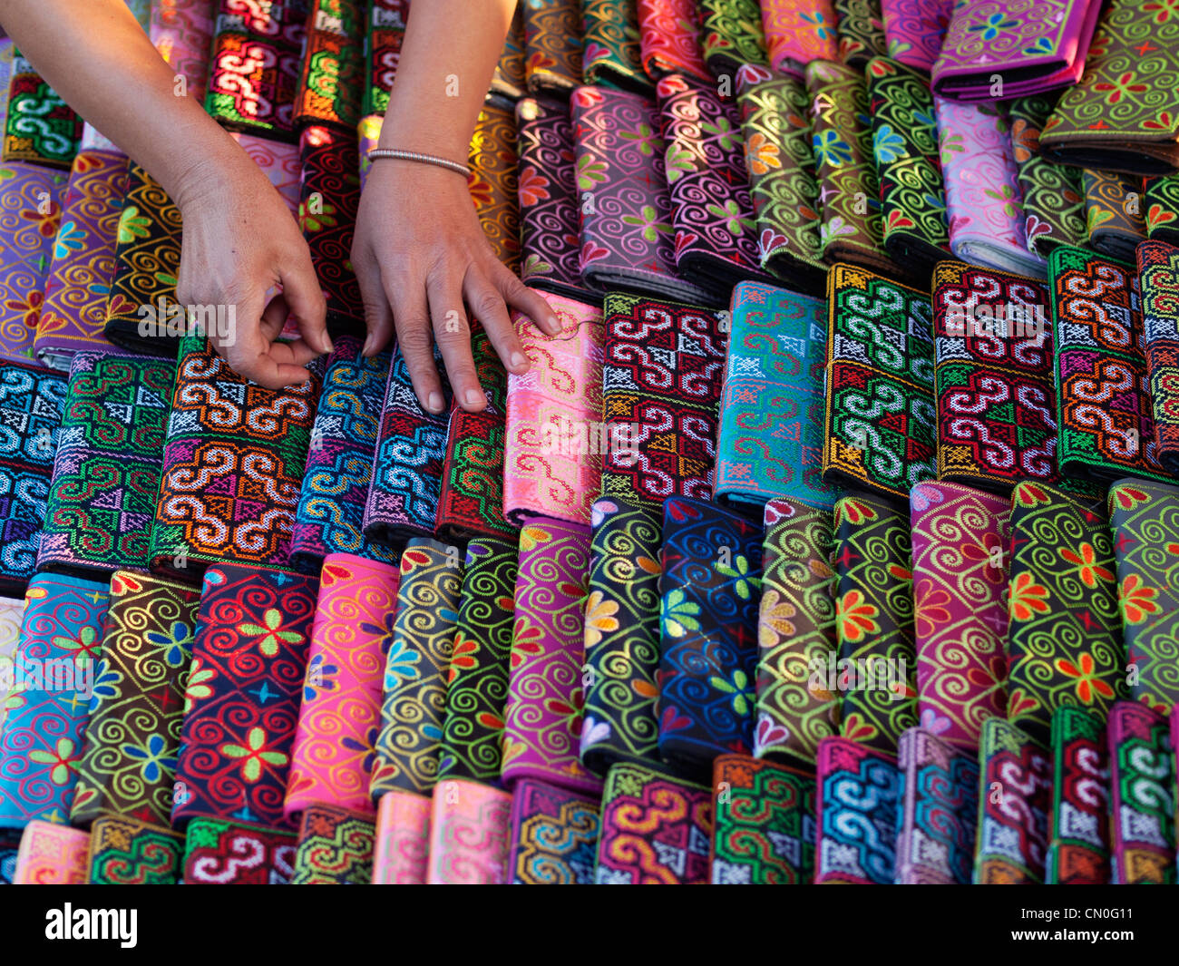 Portafogli colorati nel mercato Foto stock - Alamy