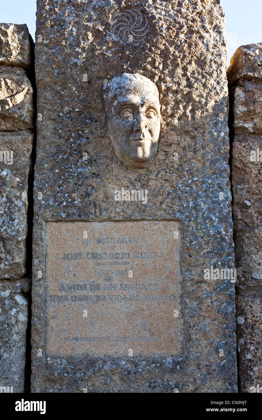 Un monumento all'ingegnere José Custódio Nunes in Póvoas e Meadas Dam in Castelo de Vide, Portogallo. Foto Stock
