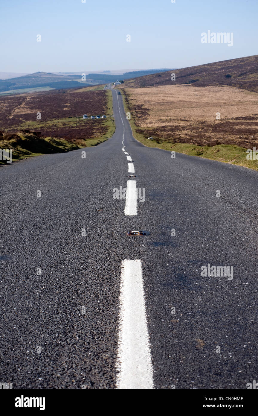 Le linee bianche e strada a Dartmoor Foto Stock