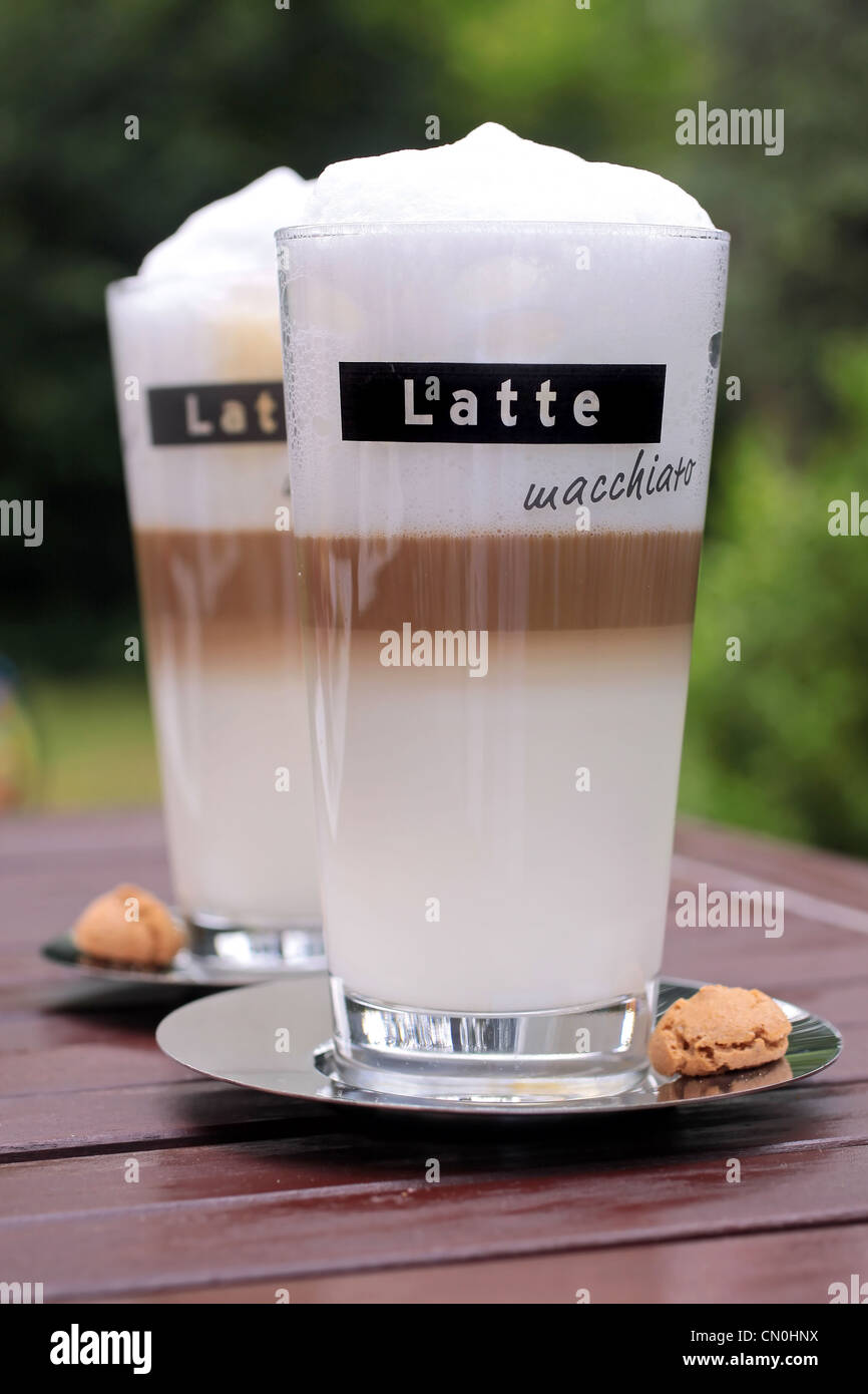 Close-up di due bicchieri di latte macchiato Foto stock - Alamy