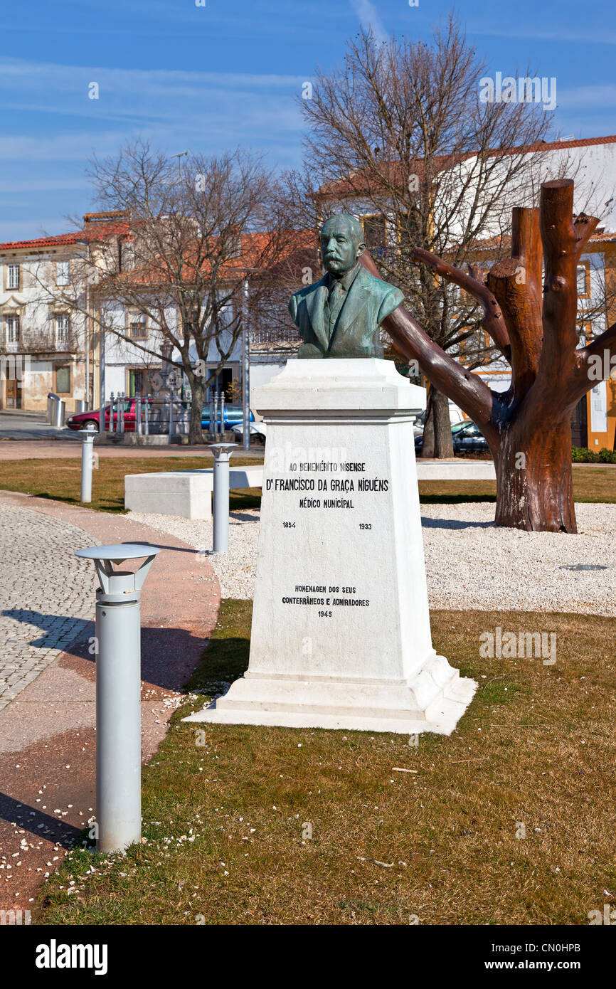 Busto del Dottor Francisco da Graça Miguéns in un giardino di Nisa. Nisa, Portogallo. Foto Stock