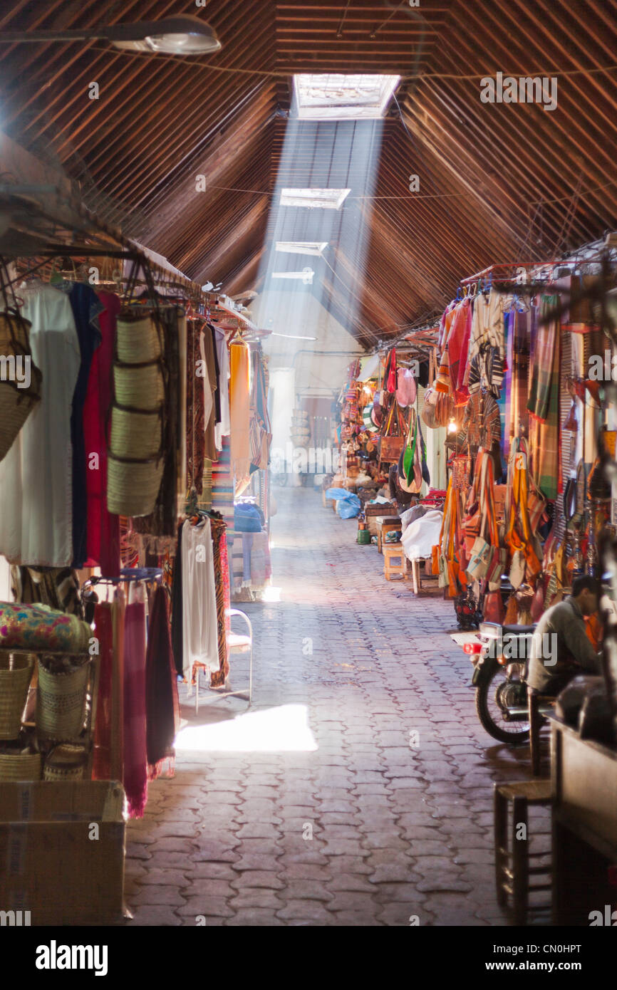 Tipico vicolo del souk di Marrakech, Marocco Foto Stock