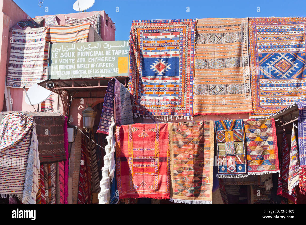 Mercato di tappeti nel souk di Marrakech, Marocco Foto Stock