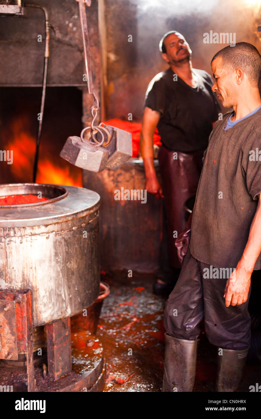 Due lavoratori nel cuore di Marrakech souk, la tintura di lana in condizioni difficili Foto Stock