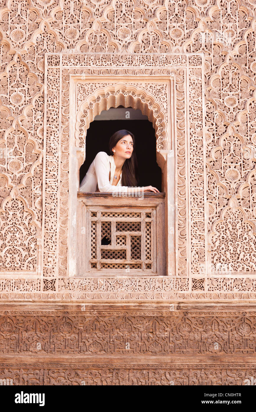 Una donna in un Ben Youssef Madrasa finestra Foto Stock