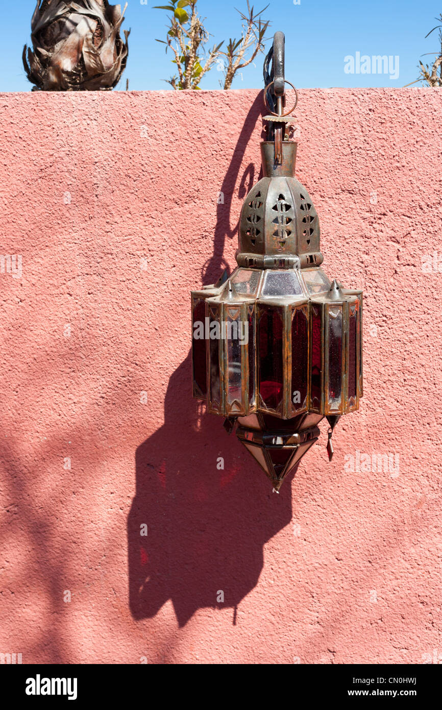 Lampada ad olio su una parete, Marrakech Foto Stock
