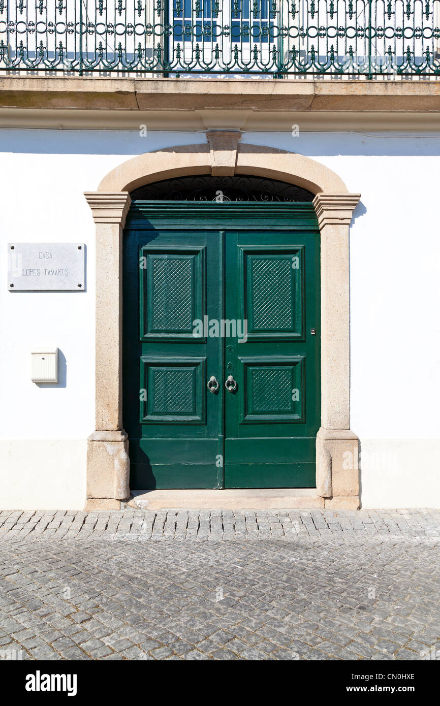La casa Lopes Tavares situato nella piazza della città e la sede del Misericórdia de Nisa. Nisa,Portogallo. Foto Stock