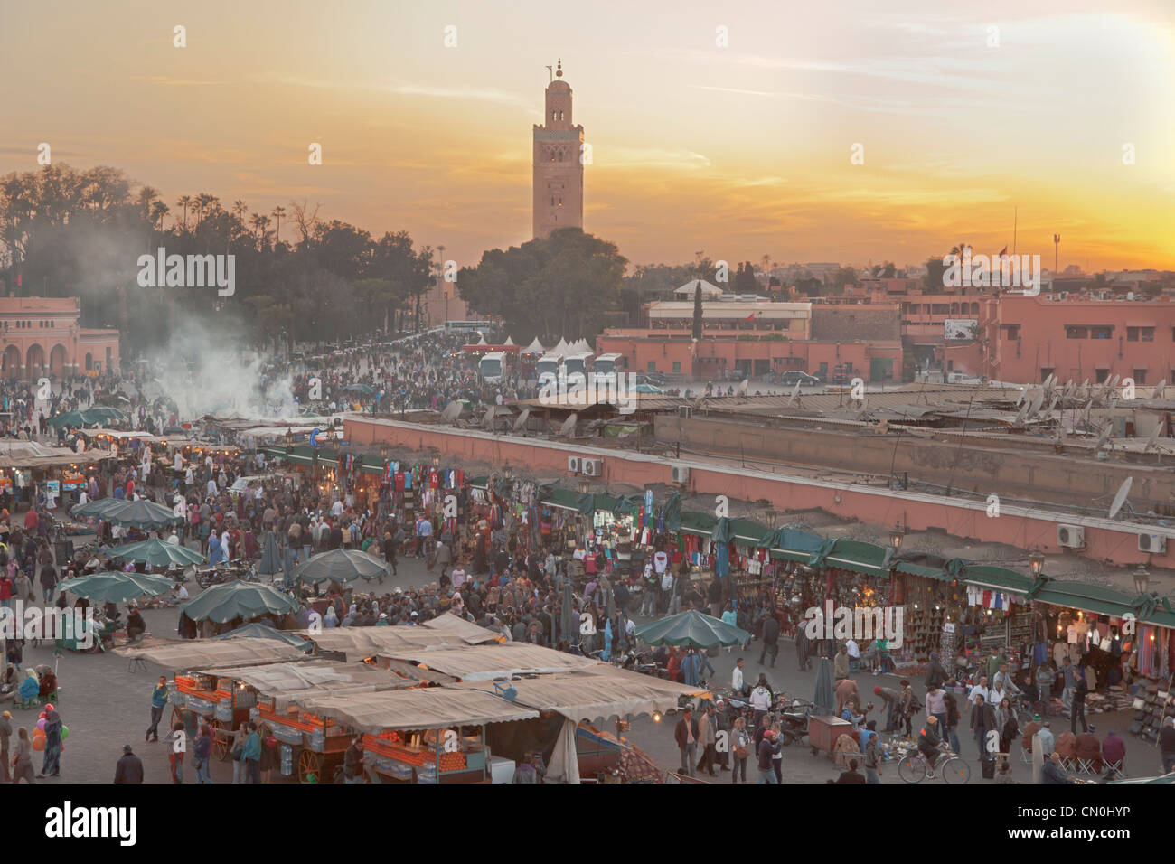 Piazza Jemaa el Fna e Koutoubia in Marrakech al tramonto Foto Stock