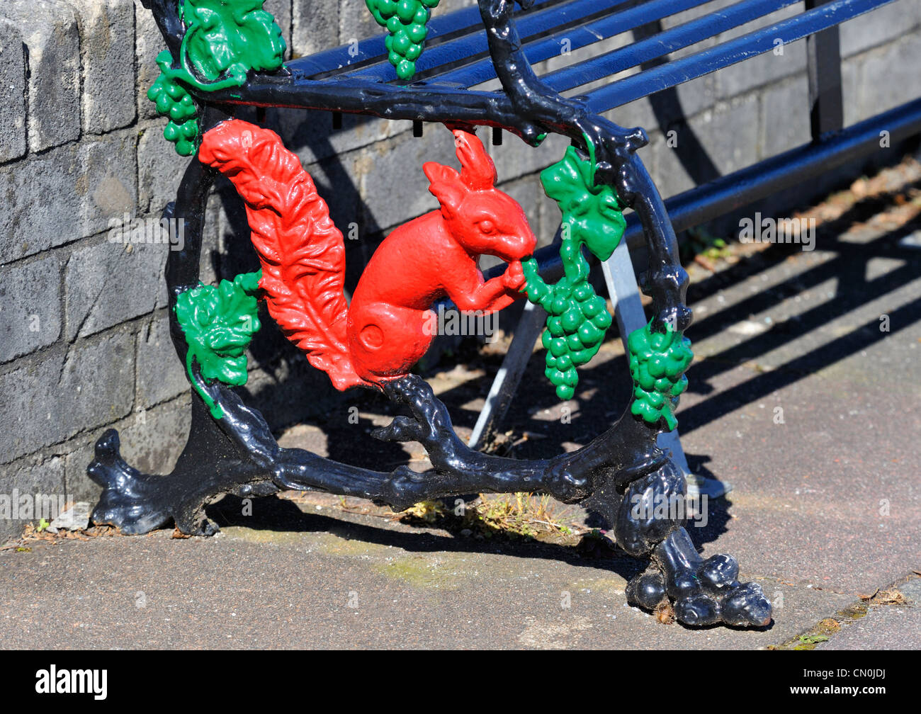 Lo Scoiattolo con uve. In ghisa a fine da banco la Promenade, a Grange-over-Sands, Cumbria, England, Regno Unito, Europa. Foto Stock