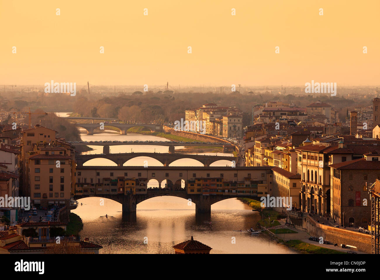 L'Europa, Italia, Firenze Ponte Vecchio sull'Arno al tramonto Foto Stock