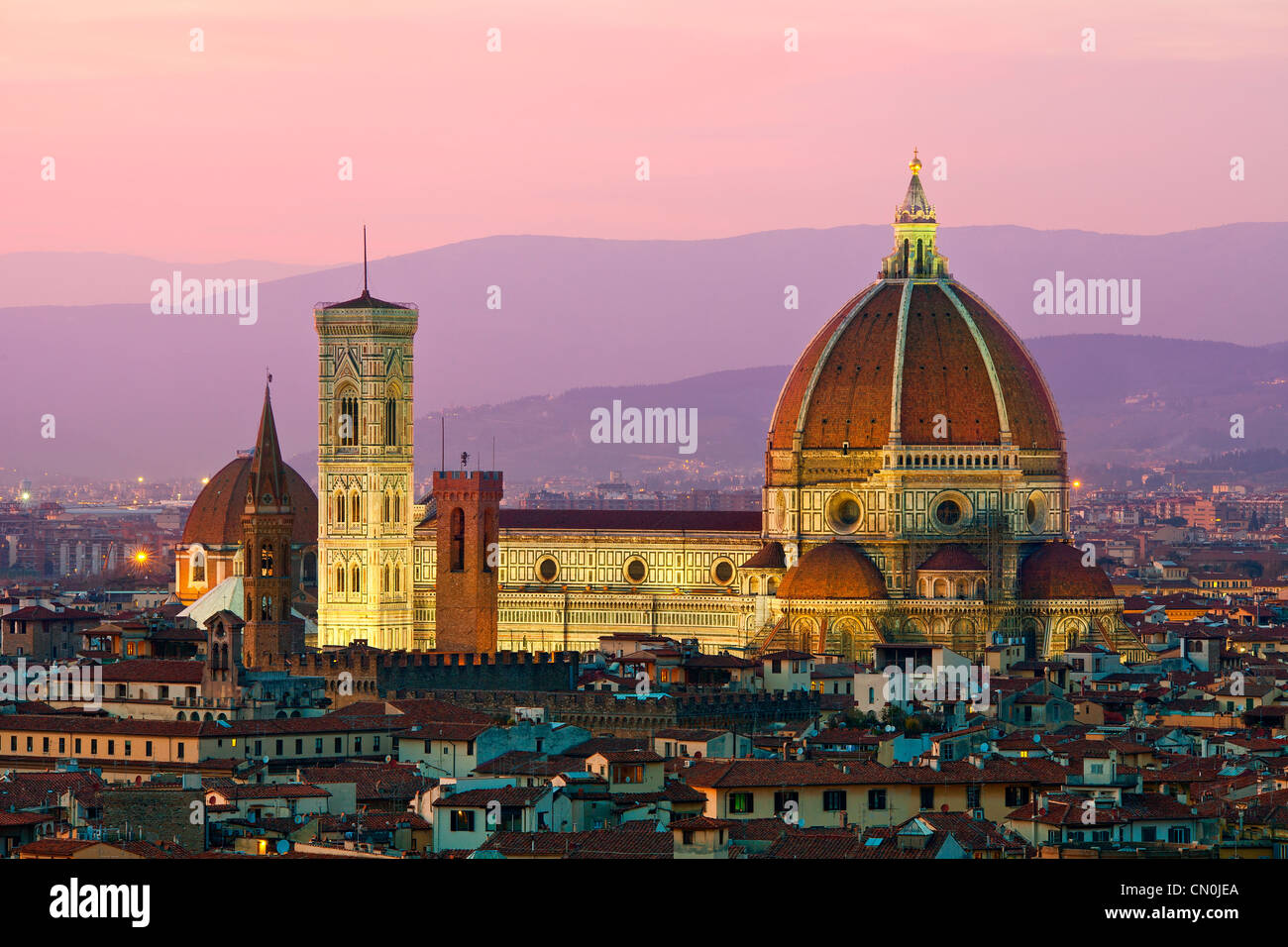 Firenze, il Duomo di Santa Maria del Fiore al tramonto Foto Stock
