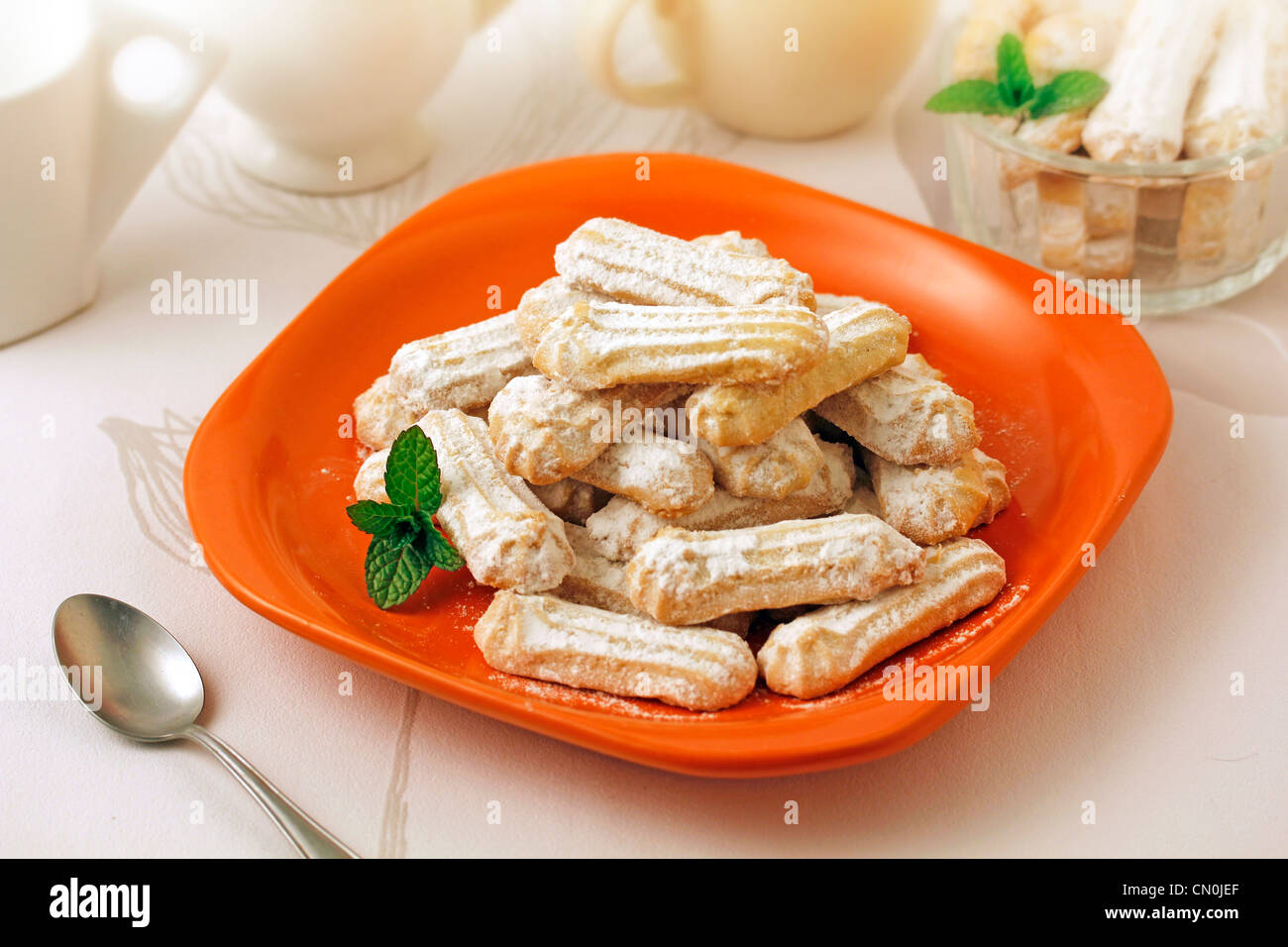 "Lenguas de Gato" (gatto ad alette) tradizionale pasticceria spagnola. Ricetta disponibile Foto Stock