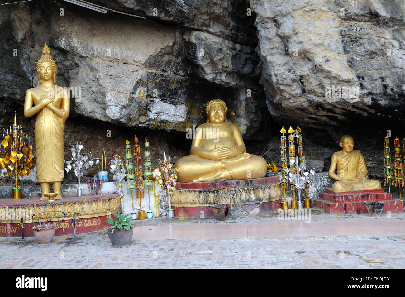Statue buddiste e Santuario sul Monte Phousi sulla passeggiata al Wat Chomsi Tempio Luang Prabang Laos Foto Stock