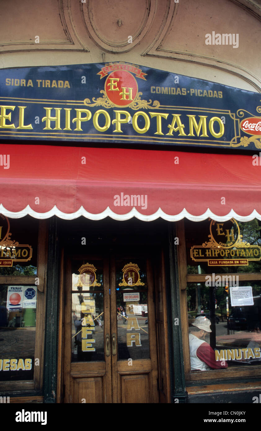 La facciata storica del bar El Hipopotamo presenta una tenda rossa e insegne tradizionali a San Telmo, Buenos Aires, Argentina. Foto Stock