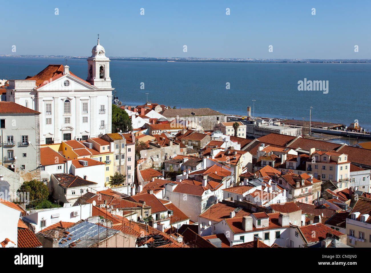 Quartiere di Alfama con Santo Estevao chiesa e il fiume Tago estuario visto da Miradouro de Santa Luzia. Lisbona, Portogallo. Foto Stock