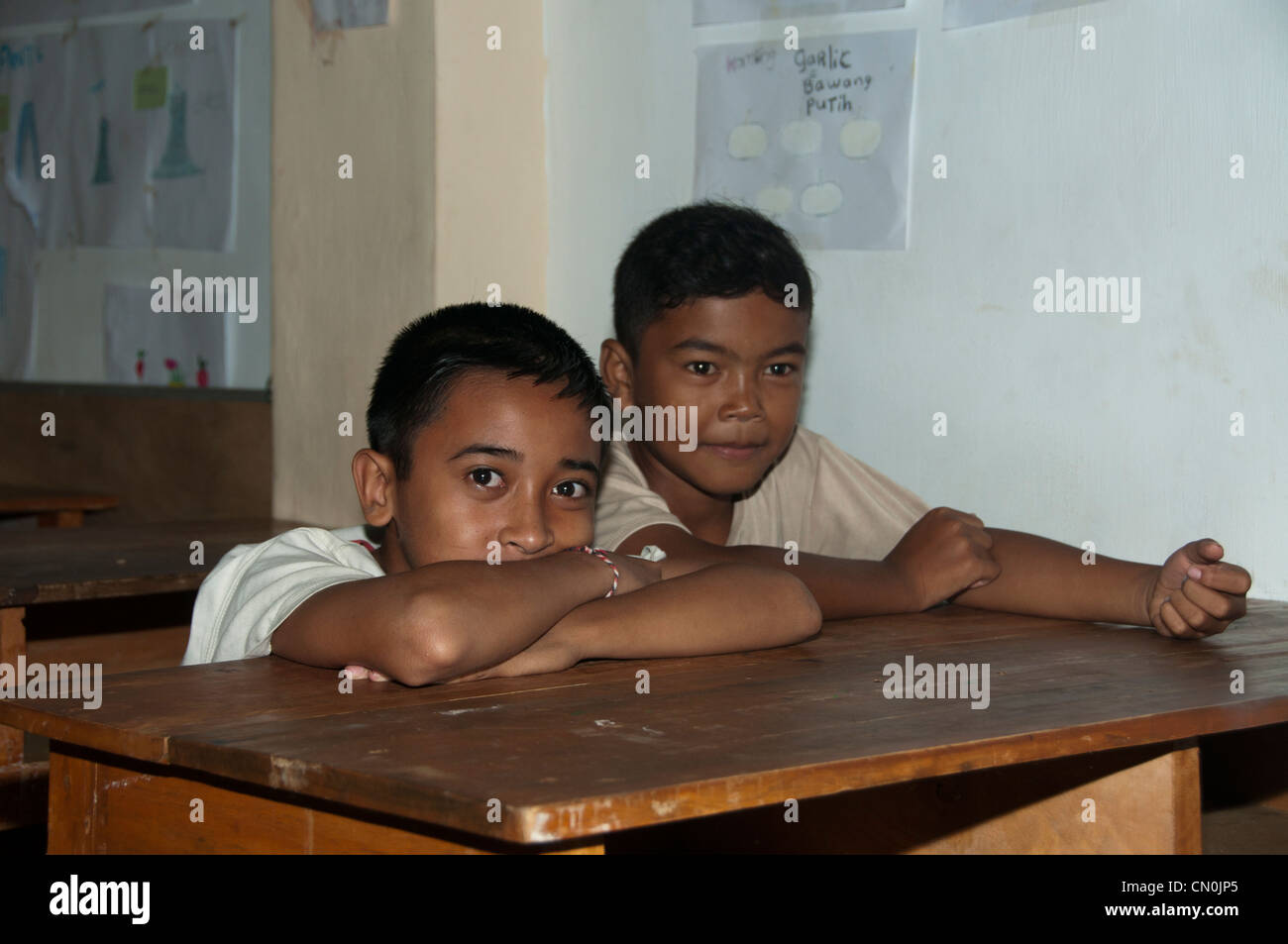 I bambini di ridere in camera di classe Foto Stock