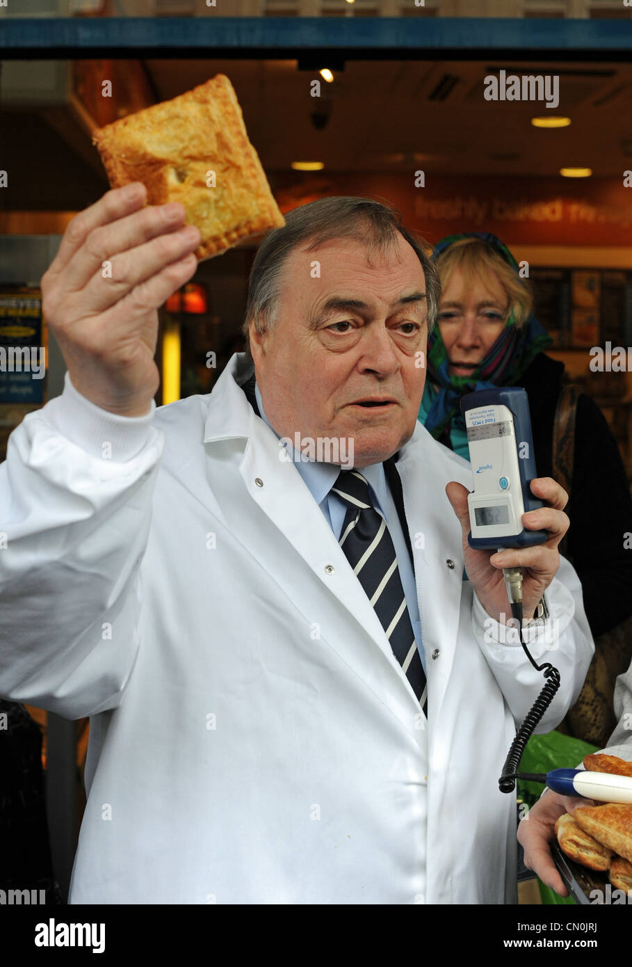 Ex Vice Primo Ministro John Prescott tenta di eseguire un caldo pasty durante una visita a Greggs fornai in Brighton SUSSEX REGNO UNITO . Foto Stock