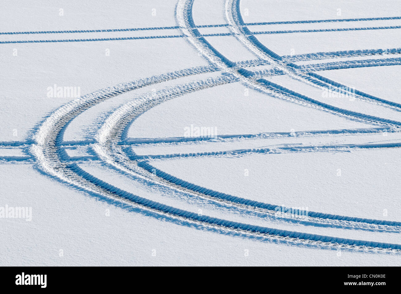 Auto curvo tracce nella neve. Vuren, Paesi Bassi. Foto Stock