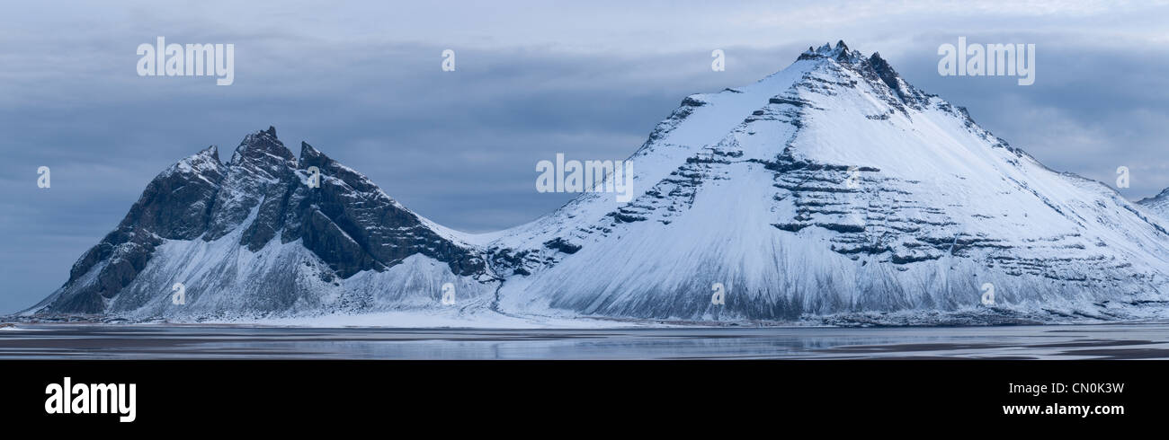 Montagne coperte di neve. Oriente fiordi, Islanda. Foto Stock