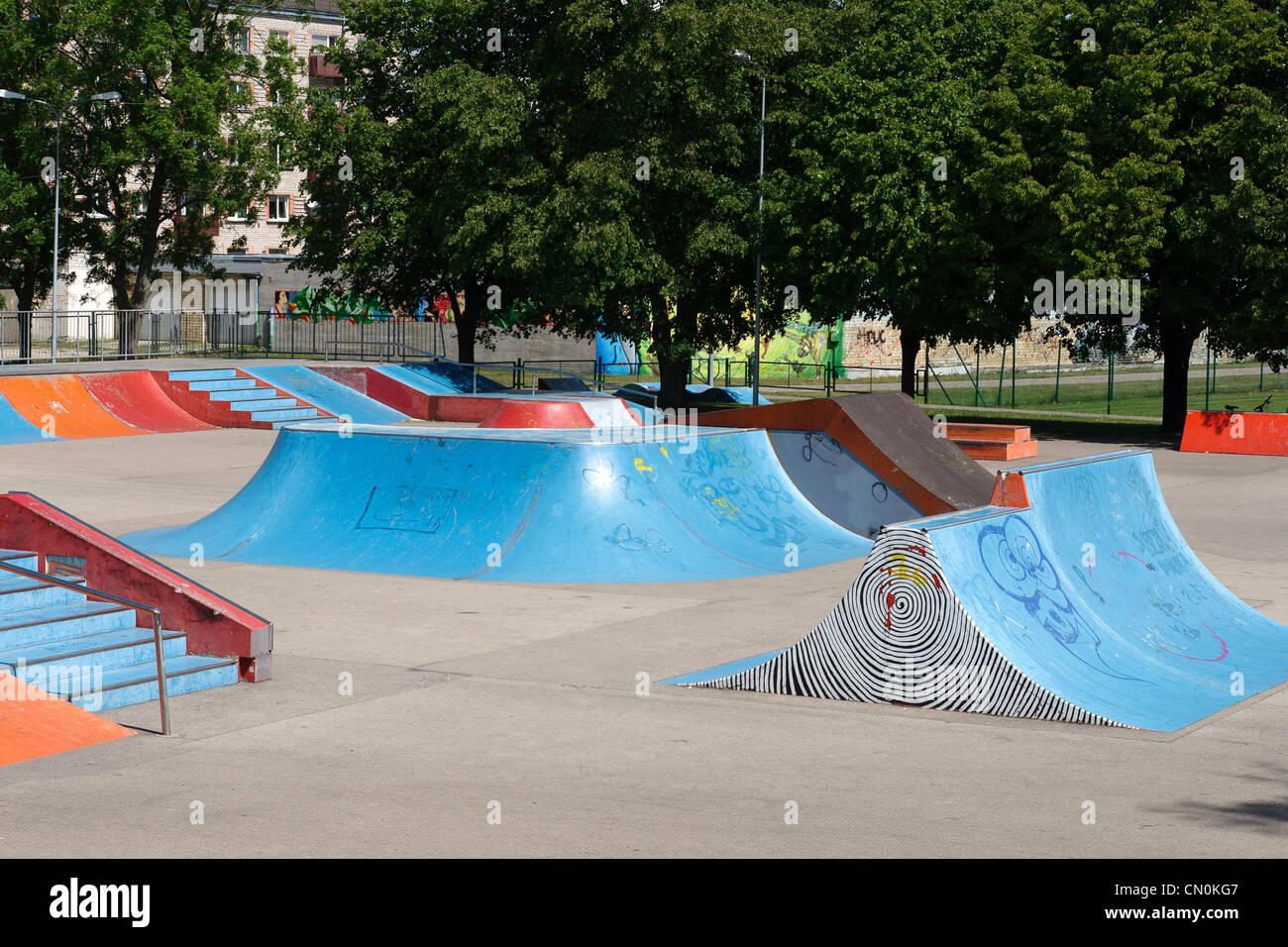 Vuoto skate park con rampe e altri elementi Foto Stock