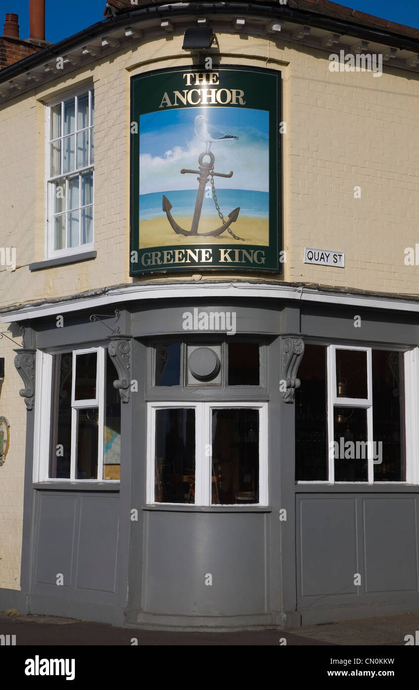 Il dispositivo di ancoraggio Greene King pub, Quay Street, Woodbridge, Suffolk, Inghilterra Foto Stock