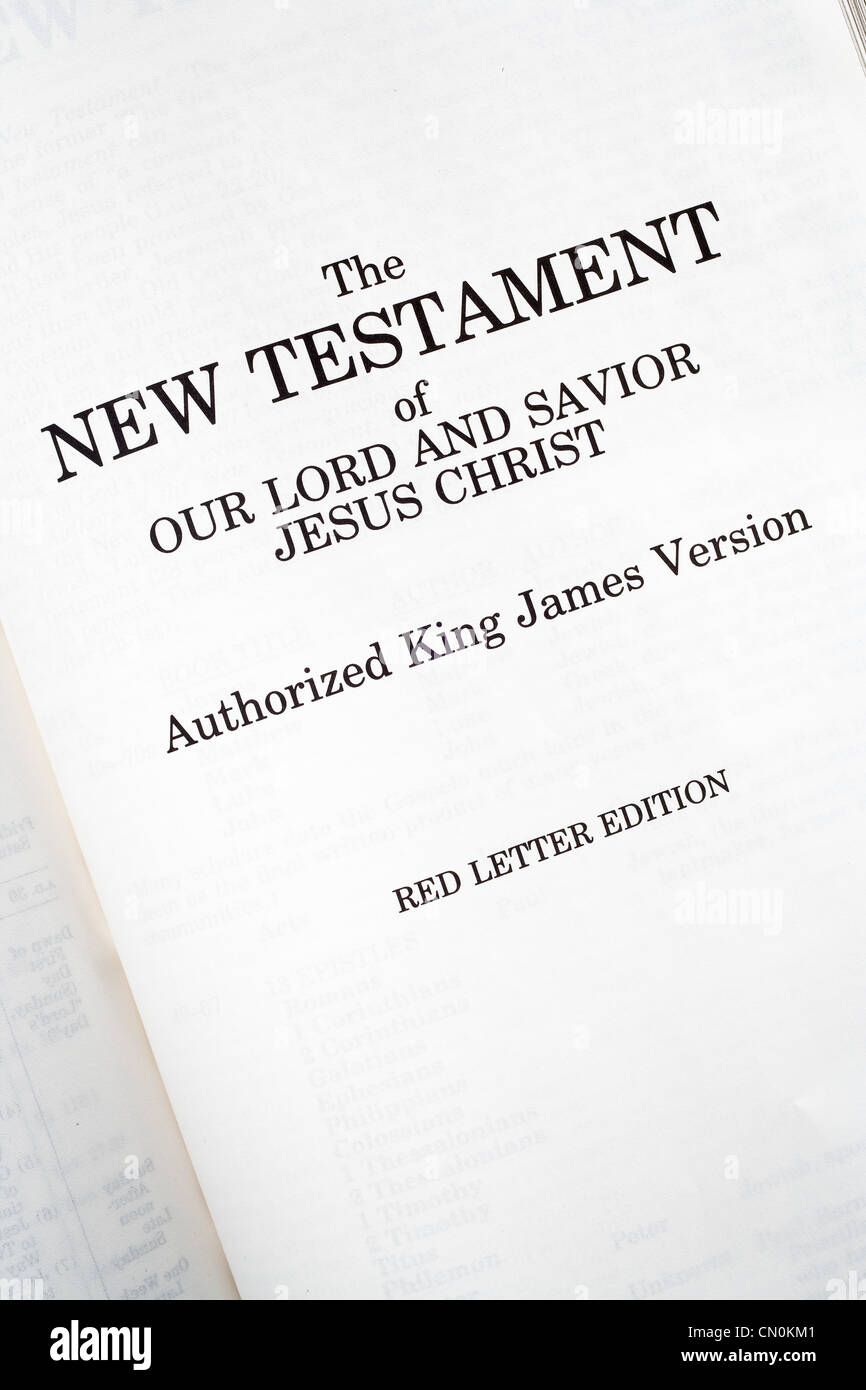 La Bibbia aperta fino all'inizio del Nuovo Testamento Foto Stock
