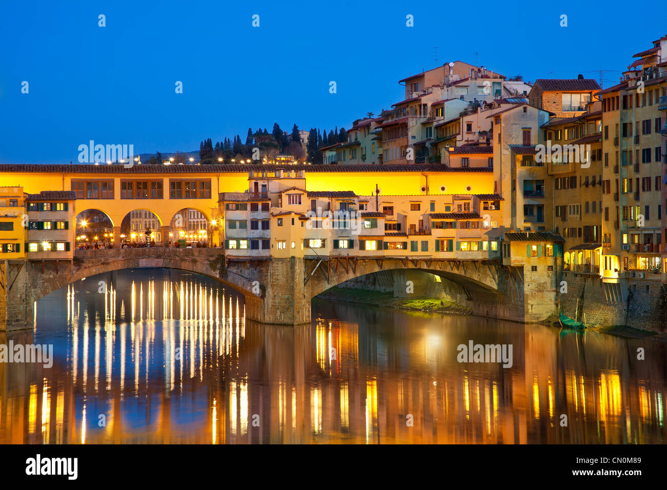 L'Europa, Italia, Firenze Ponte Vecchio sull'Arno al tramonto Foto Stock