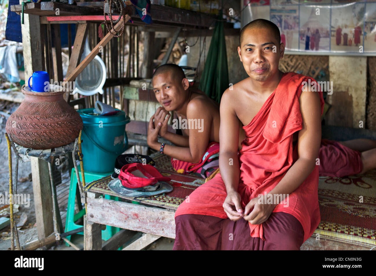 Ritratto di due monaci birmani sulle strade di Yangon (Rangoon), Myanmar (Birmania) Foto Stock