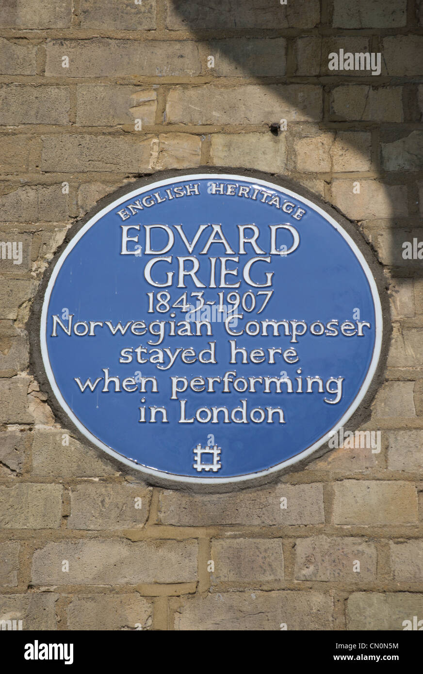 English Heritage targa blu segnando un home utilizzato dal compositore norvegese Edvard Grieg mentre si esegue a Londra in Inghilterra Foto Stock