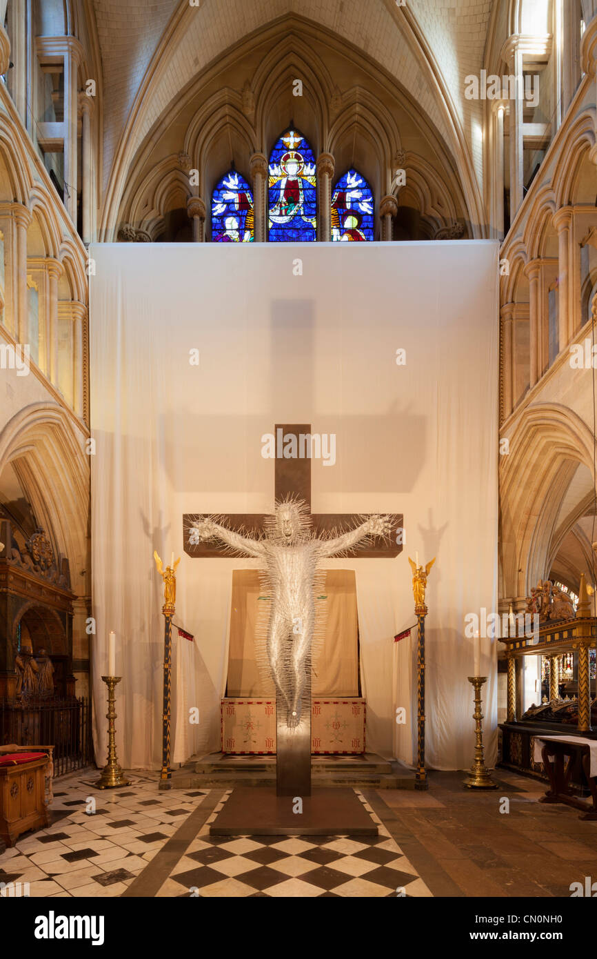 Die Harder scultura, Cattedrale di Southwark, Londra Foto Stock