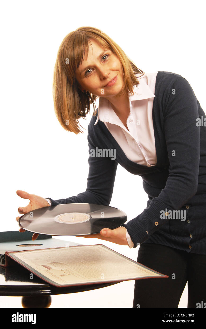 La donna presenta vecchia piastra grammofono Foto Stock