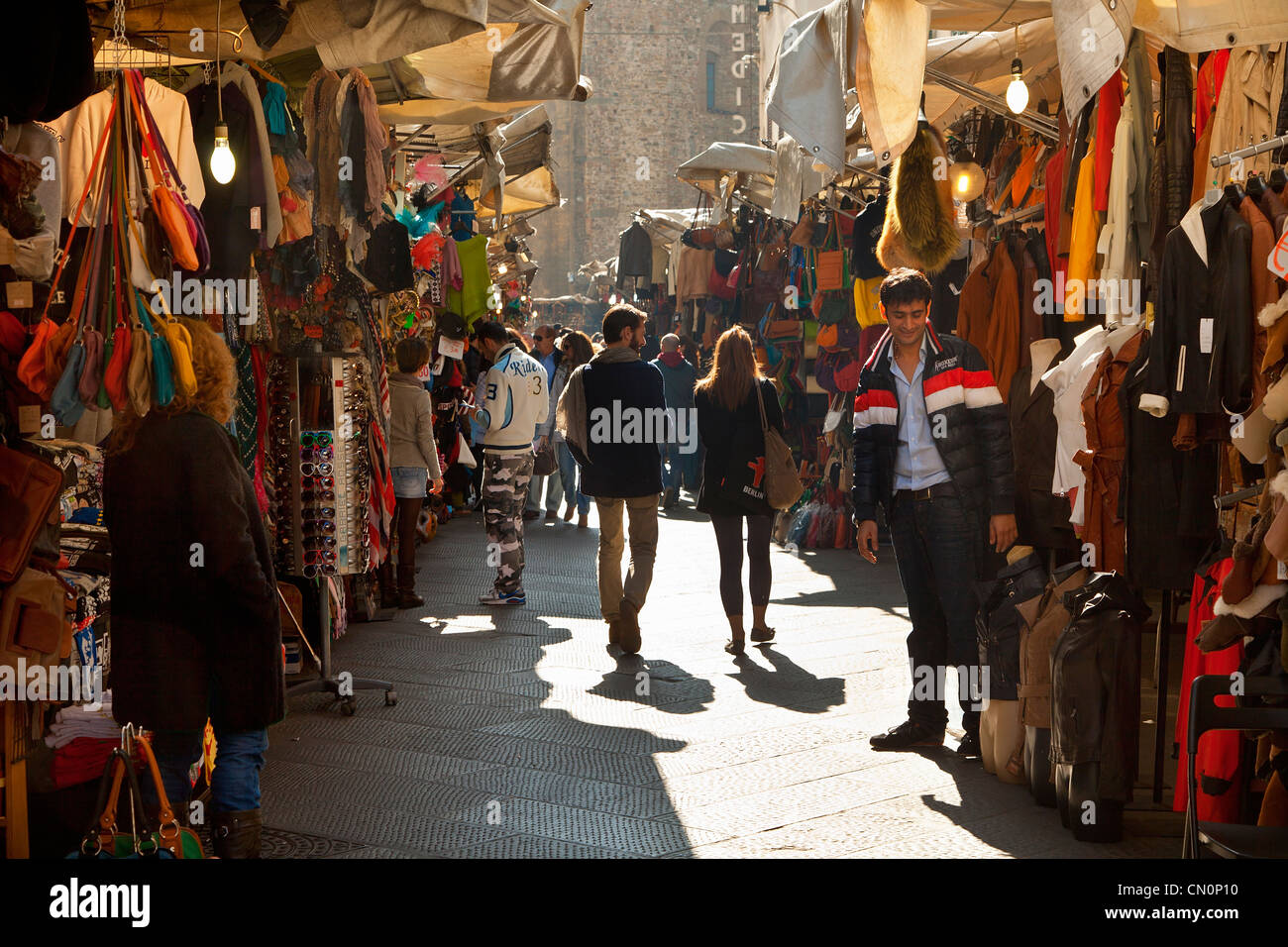 L'Europa, Italia, Firenze, turisti nel mercato di San Lorenzo Foto Stock