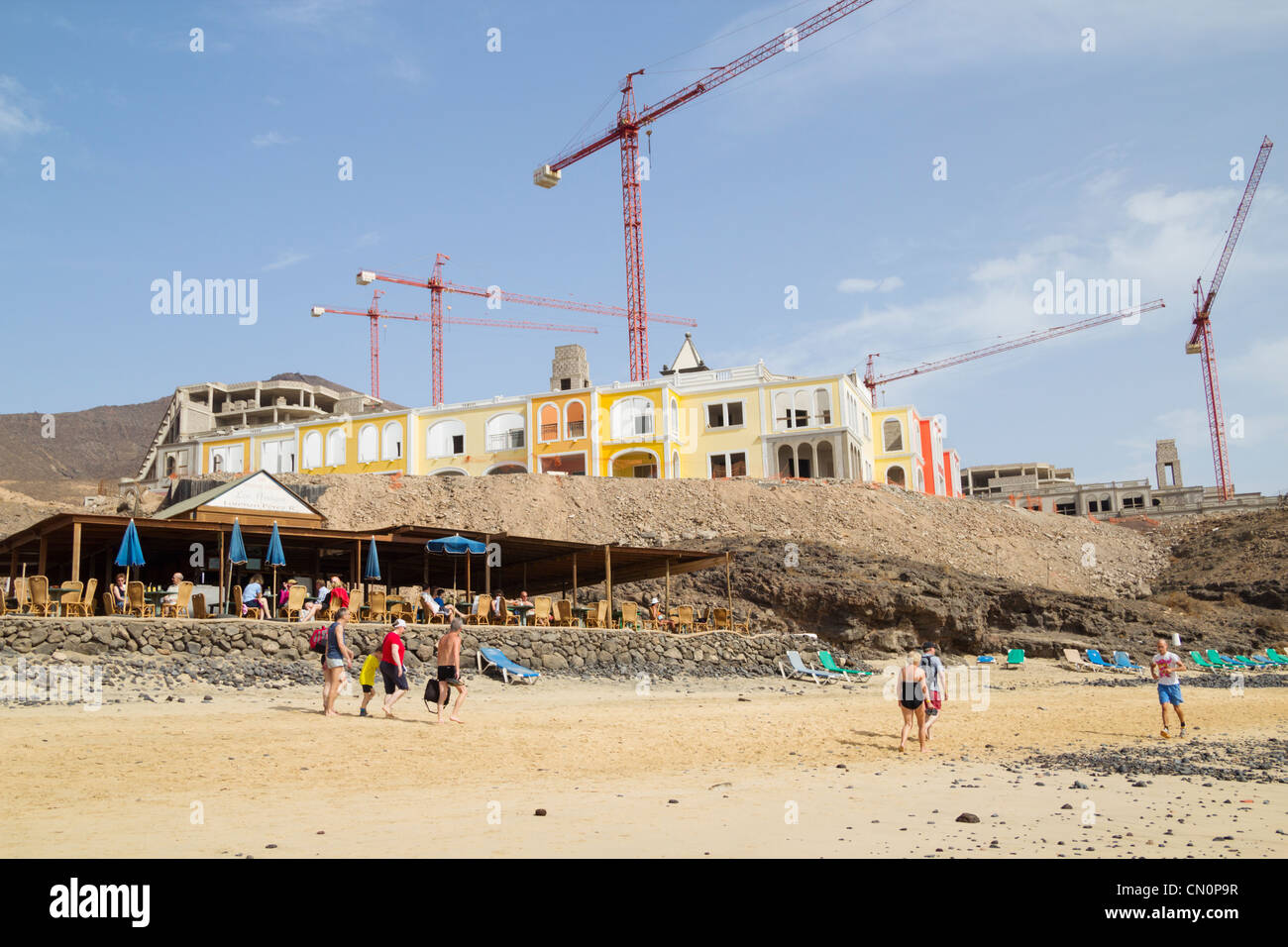 Incompiuta/hotel abbandonato sito in costruzione che si affaccia su beach bar a Jandia su Fuerteventura Isole Canarie Spagna Foto Stock