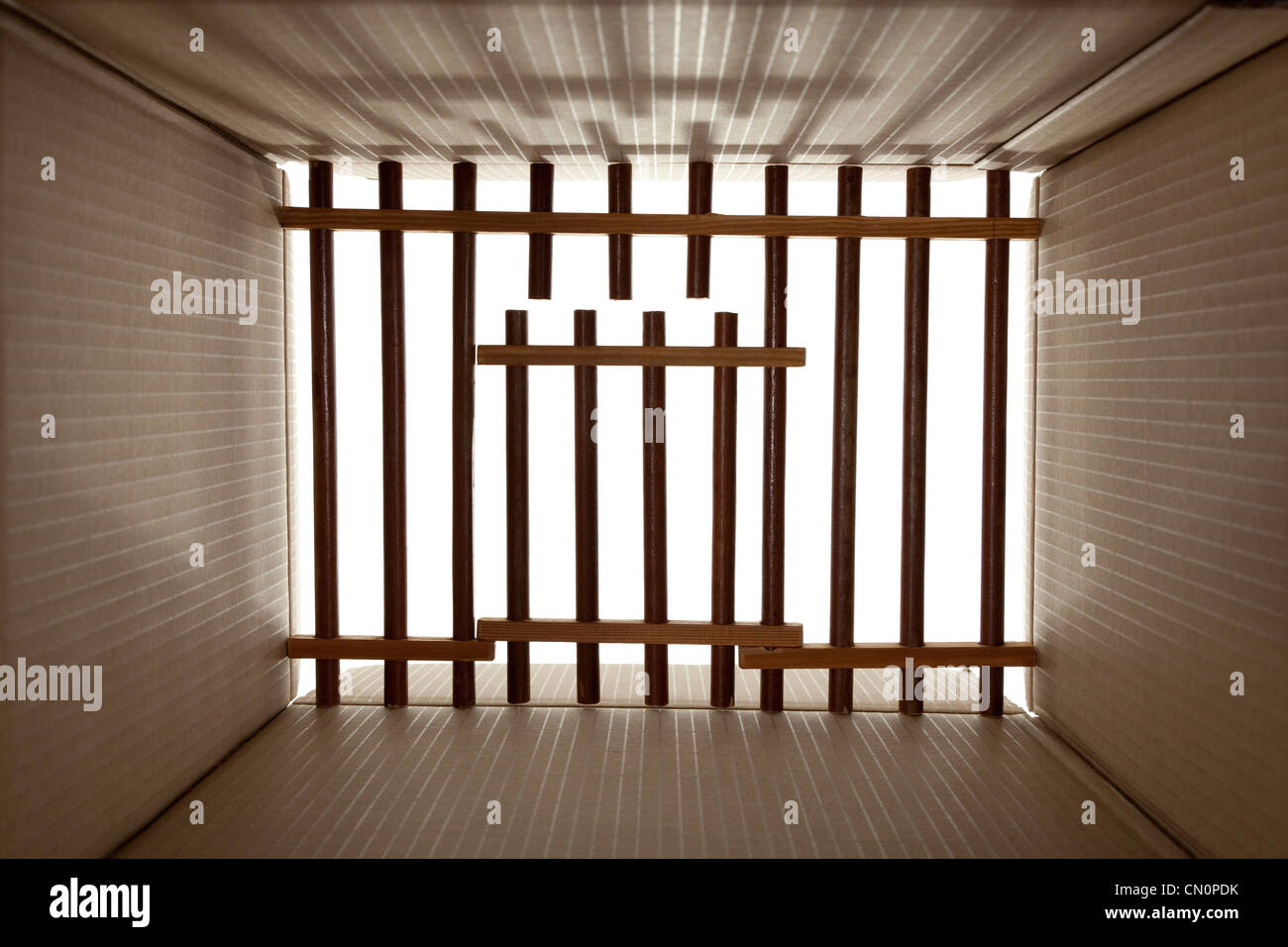 Il carcere di cartone e legno traliccio su bianco Foto Stock