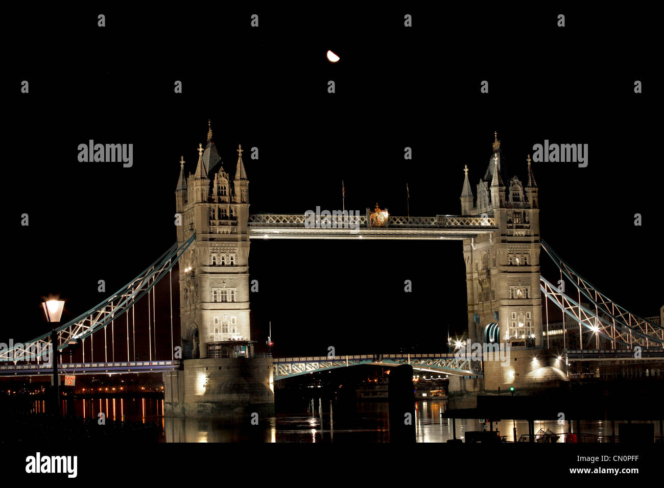 Moon Over Tower Bridge a Londra sul Tamigi Foto Stock