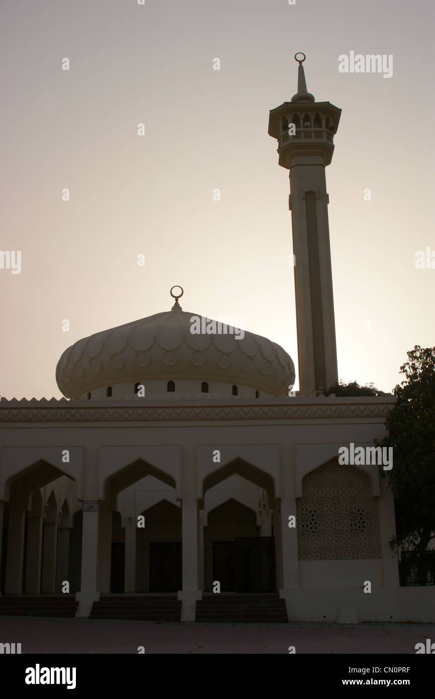 La moschea di righello's Court, al tramonto, Bur Dubai, Emirati Arabi Uniti Foto Stock