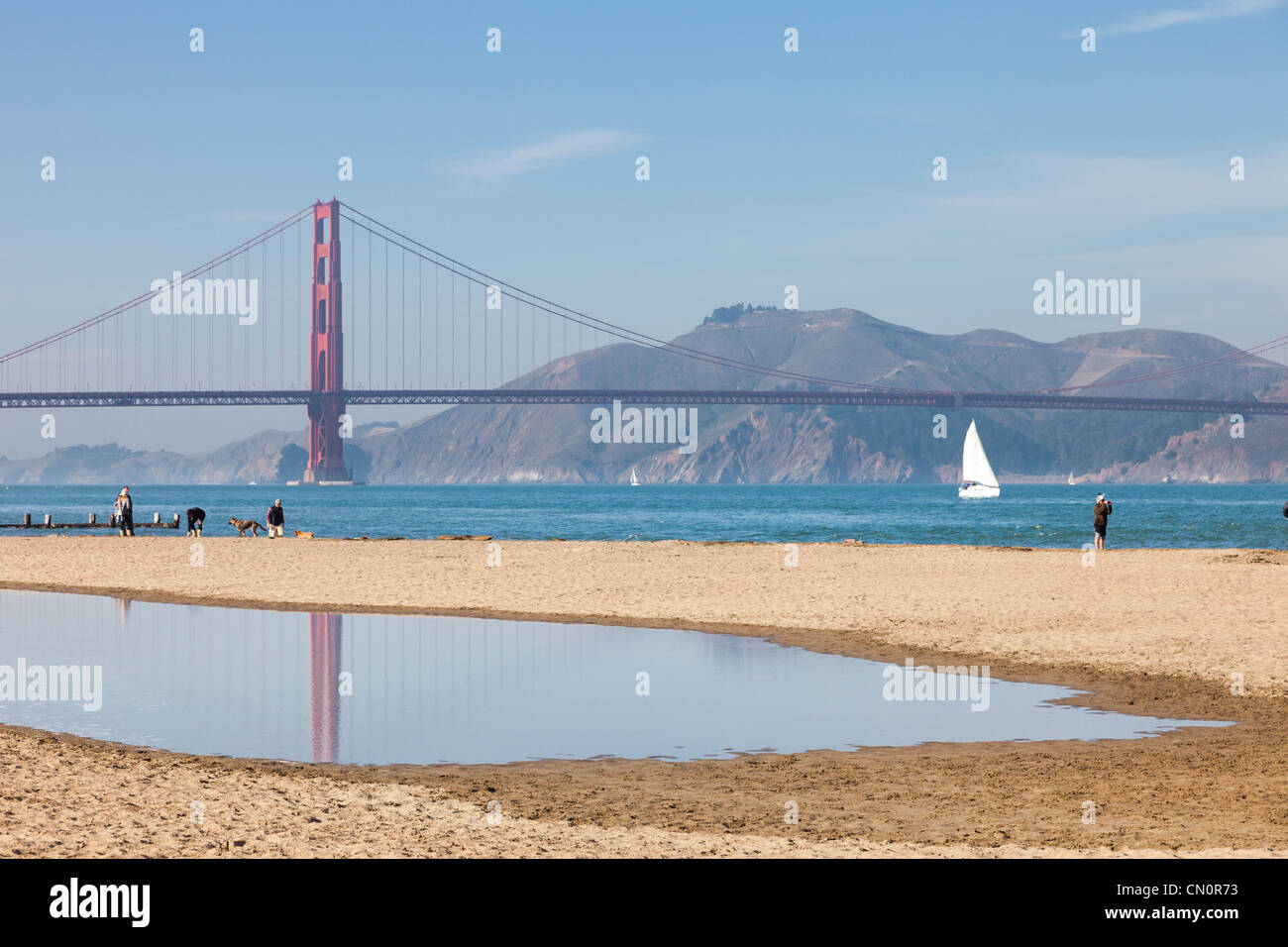 Golden Gate Bridge da Crissy Field San Francisco Stati Uniti d'America Foto Stock