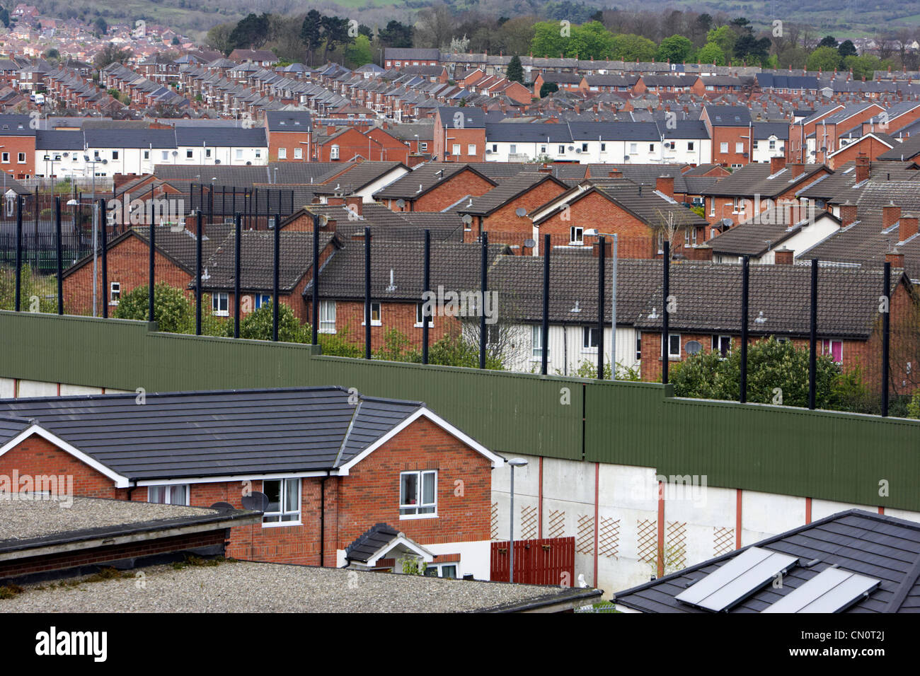 La linea di pace parete che separa le cascate inferiori e shankill aree del west Belfast Irlanda del Nord Regno Unito Foto Stock