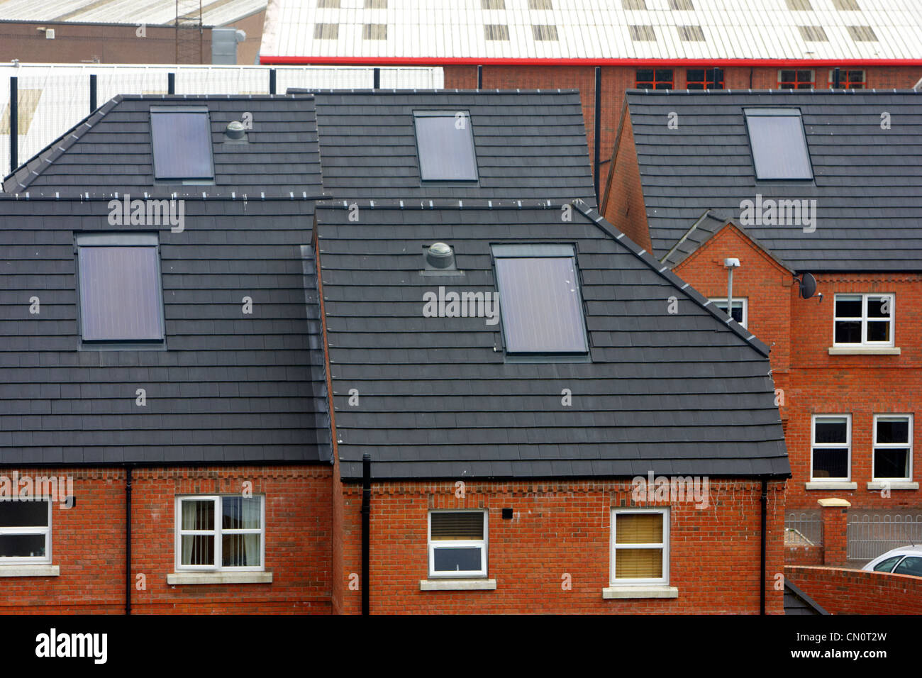 Riscaldamento di acqua solare pannelli installati nella nuova sede sociale nella parte occidentale di Belfast, Irlanda del Nord Regno Unito Foto Stock