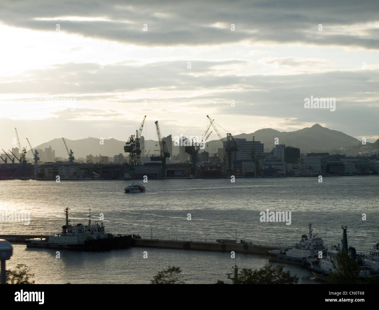 Il porto di Kobe in Giappone con awaji island in background Foto Stock