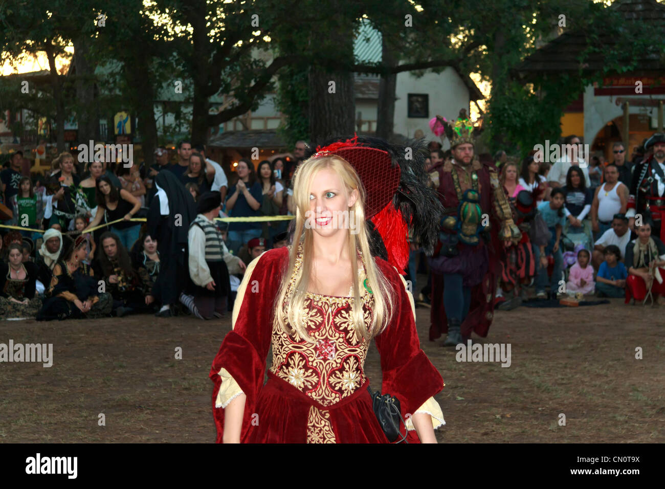 Missione, TX - Ottobre 2009: più esecutori lavorando al Texas Renaissance Festival. Foto Stock